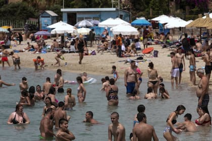 Los griegos invadieron ayer las playas en Atenas