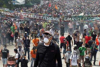 Los griegos marcharon hacia el Parlamento en Atenas