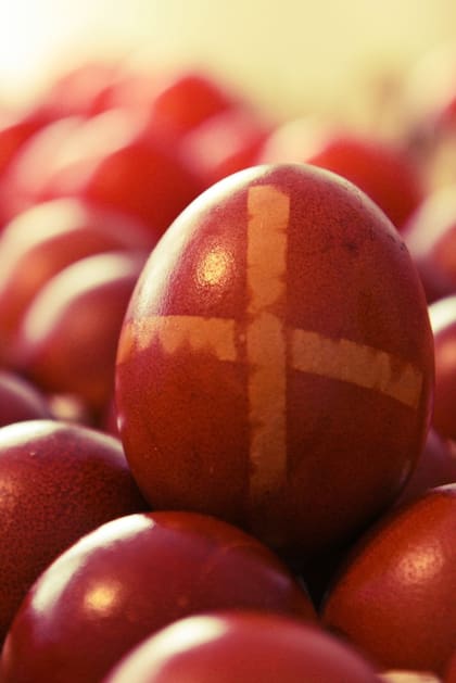 Los griegos renuncian a los típicos “huevos de colores” y eligen los de color rojo que tienen un valor simbólico