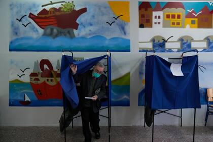 Los griegos votaban el domingo en las primeras elecciones desde que la economía de su país dejó de estar sujeta a la estricta supervisión y control de prestamistas internacionales que costearon el rescate del país durante casi una década de crisis financiera. 
