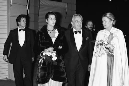 Los Grimaldi, con Junot, asisten a una gala en 1979