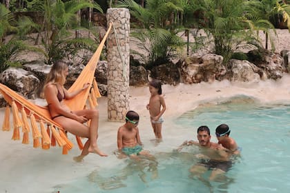 Los Grimaldi disfrutan a pleno del cenote, en el jardín de su casa. El emprendedor por estos días está desarrollando un proyecto de alimentos plant based para el mercado de los Estados Unidos con su socio y amigo, Juan “Pico” Mónaco. Florencia, por su parte, apuesta a su negocio digital de skincare y wellness de la mano de una marca internacional.