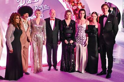 Los Grimaldi en el último Baile de la Rosa, en marzo pasado.
De izquierda a derecha: los príncipes Charlene, Alberto II y Carolina, Charlotte
Casiraghi y la princesa Alexandra con su novio, Ben-Sylvester Strautmann.