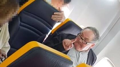Los gritos de un hombre en un avión de Ryanair a otra pasajera negra de su misma fila fueron captados por otros pasajeros en un video.