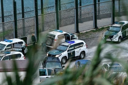 Los Grupos de Reserva y Seguridad (GRS) de la Guardia Civil se posicionaron cerca de la playa, junto al espigón donde se encuentra la doble valla, que ya no cuenta con concertinas.