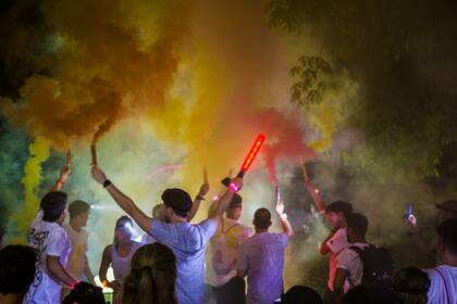 Los grupos de running aportan mucha motivación. Correr en grupo ayuda a mantener el compromiso, ya que contar con el apoyo de otros corredores hace que el proceso sea más llevadero y divertido. Sentirse en comunidad es clave para mantener la motivación, conocer nuevas rutas y avanzar con nuevas metas.