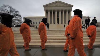 Los grupos defensores de derechos humanos realizaron innumerables protestas solicitando infructuosamente el cierre de Guantánamo