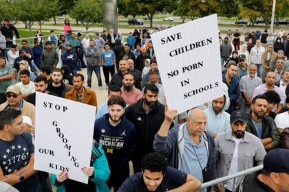 Los grupos que abogan por la censura, como este frente a la biblioteca Henry Ford Centennial en Dearborn, Michigan, representan una minoría vociferante y organizada