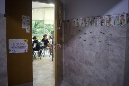 Los grupos son reducidos, con múltiples profesionales por aula, comedor, seguimiento médico, trabajo social, apoyo pedagógico y orientación hacia la vida adulta