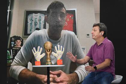 Los guantes de Emiliano 'Dibu' Martínez fueron subastados hoy por 45.000 dólares para recaudar fondos a beneficio de la sala de Oncología del Hospital Garrahan; el arquero participó de manera remota de la subasta, que fue conducida por Diego Korol