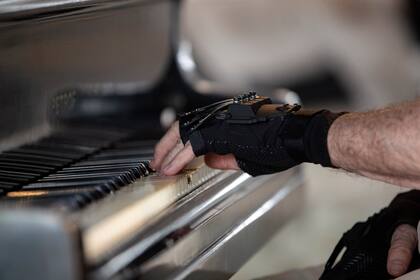 Los guantes de neoprene y fibra de carbono que usa Joäo Carlos Martins para volver a tocar el piano