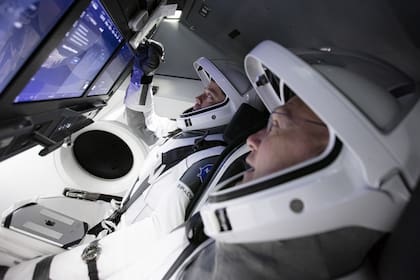 Los guantes permitirán utilizar las pantallas táctiles del sistema de navegación de la cápsula Crew Dragon 