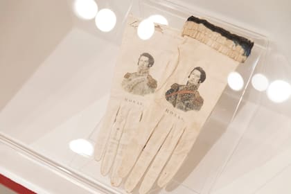 Los guantes "personalizados" de la época de Manuelita Rosas