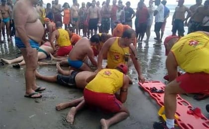 Los guardavidas intentaron revivir a los afectados