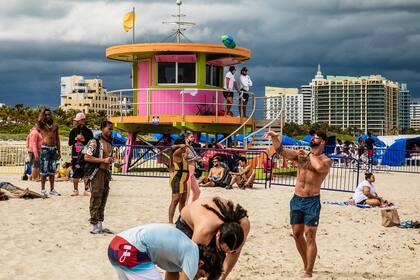 Los guardavidas monitorean a los bañistas en Miami Beach
