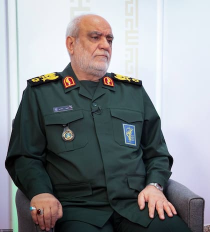 Los Guardianes de la Revolución, el ejército ideológico de Irán, anunciaron este lunes la muerte de su jefe de inteligencia en un bombardeo al amanecer. “El general Majid Khademi (...) murió como mártir en el ataque terrorista criminal del enemigo estadounidense-sionista”, afirmaron en su canal de Telegram.