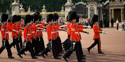 Los guardias deben soportar fuertes temperaturas durante sus turnos. FOTO: iStock