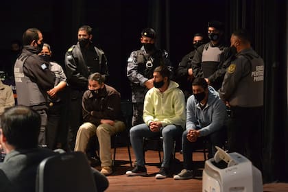 Los Guerrero, frente al tribunal, al escuchar la sentencia en su contra.