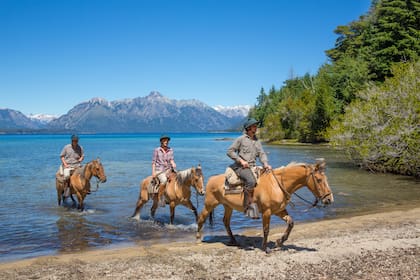 Los guías proponen cabalgatas por la Playa del Toro o caminatas por los senderos que parten desde la hostería.