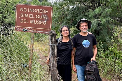 los-guias-vanina-blanco-y-paco-MOOW7SOO4VAQ5DJ5HEZLNQB6B4 Enigma histórico: las asombrosas pinturas rupestres ocultas en cuevas cordobesas y que aún desvelan a los científicos