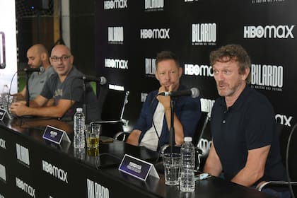 Los guionistas Gustavo Dejtiar y Sebastián Meschengieser, el director Ariel Rotter y el productor ejecutivo Federico D'Elía, en la presentación de la docuserie "Bilardo: El Doctor del Fútbol"