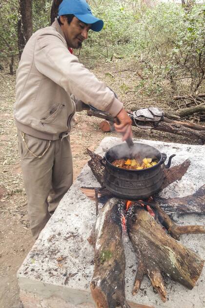 Los guisos son un almuerzo rendidor y frecuente en el campamento.