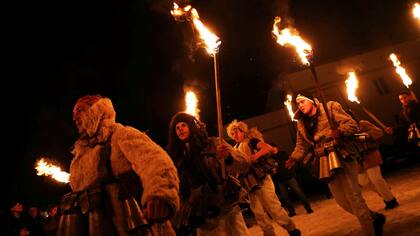Los habitantes de Batanovtsi marchan con antorchas