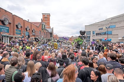 Los habitantes de Birmingham salieron a las calles a despedir a Ozzy: fanáticos del metal y público en general se mostraron muy conmovidos por el cortejo fúnebre