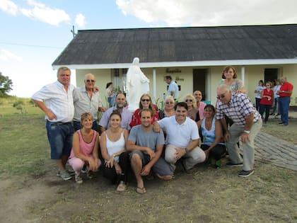 Los habitantes de Faro (con algunos invitados) reunidos frente a la Capilla Nuestra Señora del Olivo