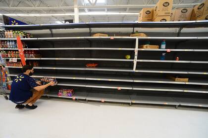 Debido a la gran demanda de comestibles, las góndolas de los supermercados están vacías