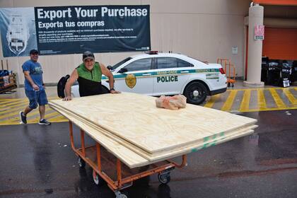 Las personas comparan herramientas y elementos para poder proteger al máximo sus viviendas