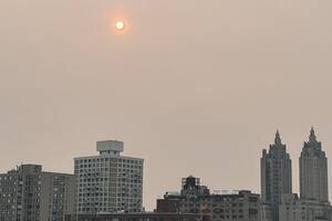 Por qué el sol se puso naranja y hubo humo en Nueva York este martes