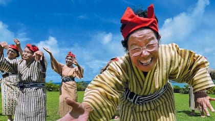 Los habitantes de la isla de Okinawa, al sur de Japón, son los más lóngevos de ese país gracias a su dieta baja en calorías.
Foto: Toru Yamanaka / AFP