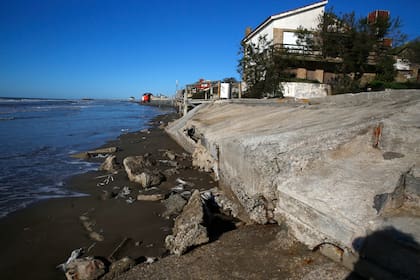 Los habitantes de las casas que dan al frente de playa señalaron que la erosión del mar del costó ya casi toda la zona de arena