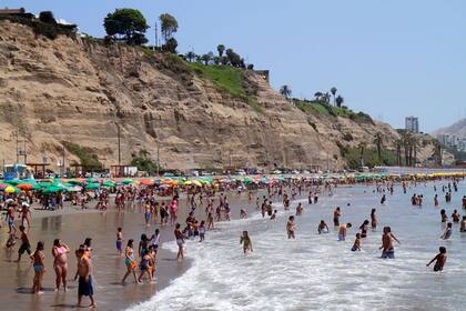 Los habitantes de Lima aprovechan el verano para Circuito de la Costa Verde para disfrutar las playas de su ciudad