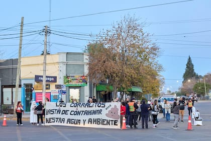 Los habitantes de Los Corralitos marcharon porque se sienten desamparados frente a los problemas cloacales que los afectan