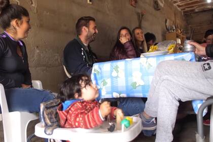 Los habitantes de los parajes rurales siempre reciben a los voluntarios de Fundación Íconos con mate y ganas de charlar.