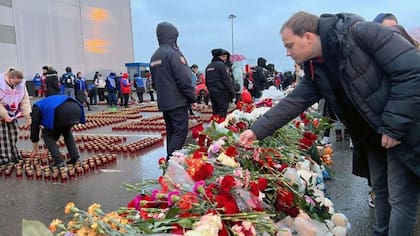 Los habitantes de Moscú hicieron vigilias y rindieron tributo a la memoria de las víctimas del atentado contra el auditorio municipal de Crocus