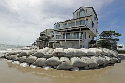 Los habitantes de Topsail Beach, en Carolina del Norte, pusieron bolsas de arena para protegerlas