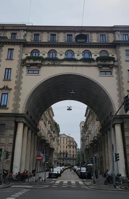 Los habitantes del inmueble informan que en Milán existe un edificio con cierto parecido al Del Arco; se trataría del Palazzo della Società Buonarroti-Carpaccio-Giotto