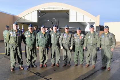 Los halcones del Grupo 5 presentes: capitán Luis Cervera, brigadier Rubén Gustavo Zini, brigadier Mario Roca, brigadier Sergio Gustavo Mayor, comodoro Héctor Sánchez, capitán Marcelo Moroni, comodoro Fernando Robledo y capitán Carlos Cachón. (Fuerza Aérea Argentina).