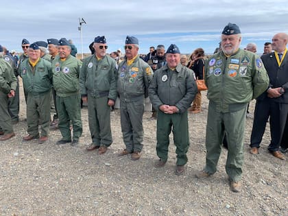 Los Halcones del Segundo Escuadrón A-4B del 5 Grupo de Caza. Mario Roca, Antonio Zelaya, Sergio Gustavo Mayor, Hector Sánchez, Marcelo Moroni y Luis Alberto Cervera. (Gentileza L. Cervera).