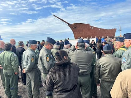 Los "Halcones", junto a sus familiares y vecinos de Río Gallegos, con el Marjory Glen de fondo