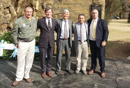 Los halcones. Los cinco pilotos que participaron en el ataque sobre Bahía Agradable en la actualidad. De izquierda a derecha: Carlos Alfredo Rinke, Hugo Edgardo Gómez, Leonardo Salvador Carmona, Carlos Cachón y Daniel Eduardo Gálvez.