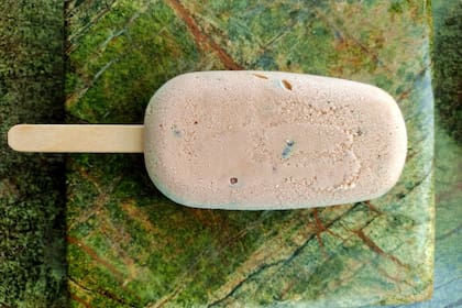 Los helados de palito reversionados por Julieta Caruso para Casa Cavia, este de dulce de leche tiene nibs de chocolate