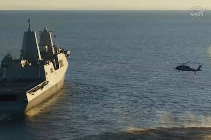 Los helicópteros llevaron a los astronautas al USS John P. Murtha, buque de la Armada de los EE.UU.