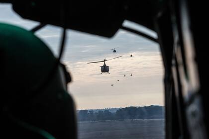 Los helicópteros sobrevuelan el Río de la Plata