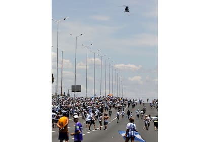 Los helicópteros sobrevuelan la ciudad transportando los jugadores de la Selección