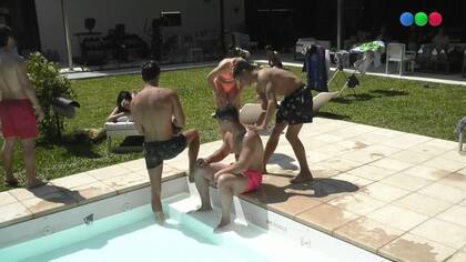 Los "hermanitos" disfrutan de una tarde soleada de pileta.