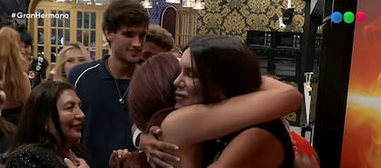 Los hermanitos recibieron con abrazos a Daniela De Lucía tras su reingreso a GH